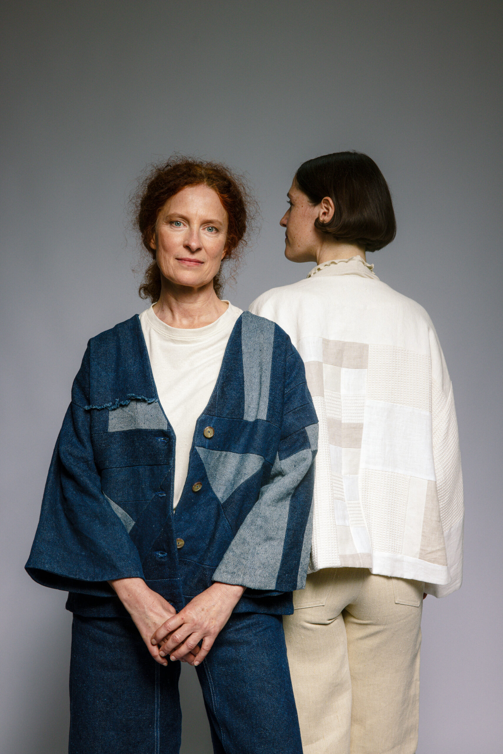 Patchwork-Kimonojacke Hell, handgefertigt aus Leinen, Hanf und Baumwolle, gefüttert mit Waffelstrukturstoff, einzigartiges Design.