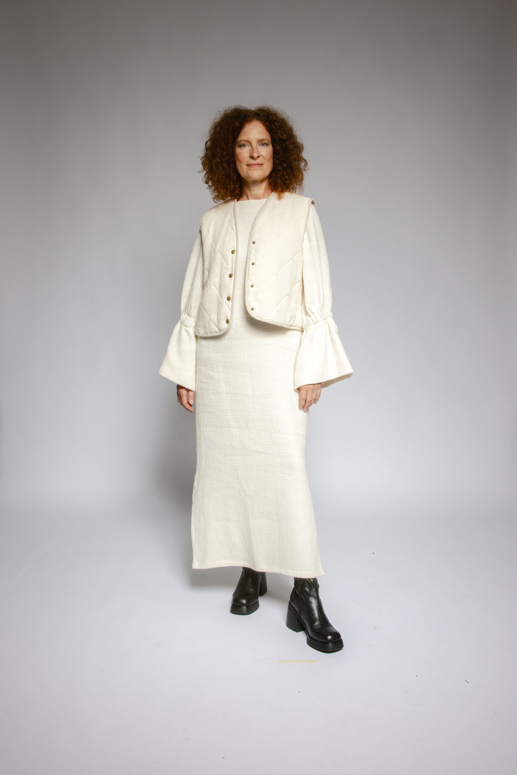 Waffelstrukturkleid in Creme aus 100 % Baumwolle, handgefertigt, mit raffinierten Ärmeln und seitlichen Schlitzen.