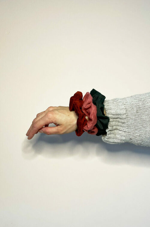 Nachhaltiger Scrunchy, handgefertigt aus Reststoffen, stilvoll und umweltfreundlich.