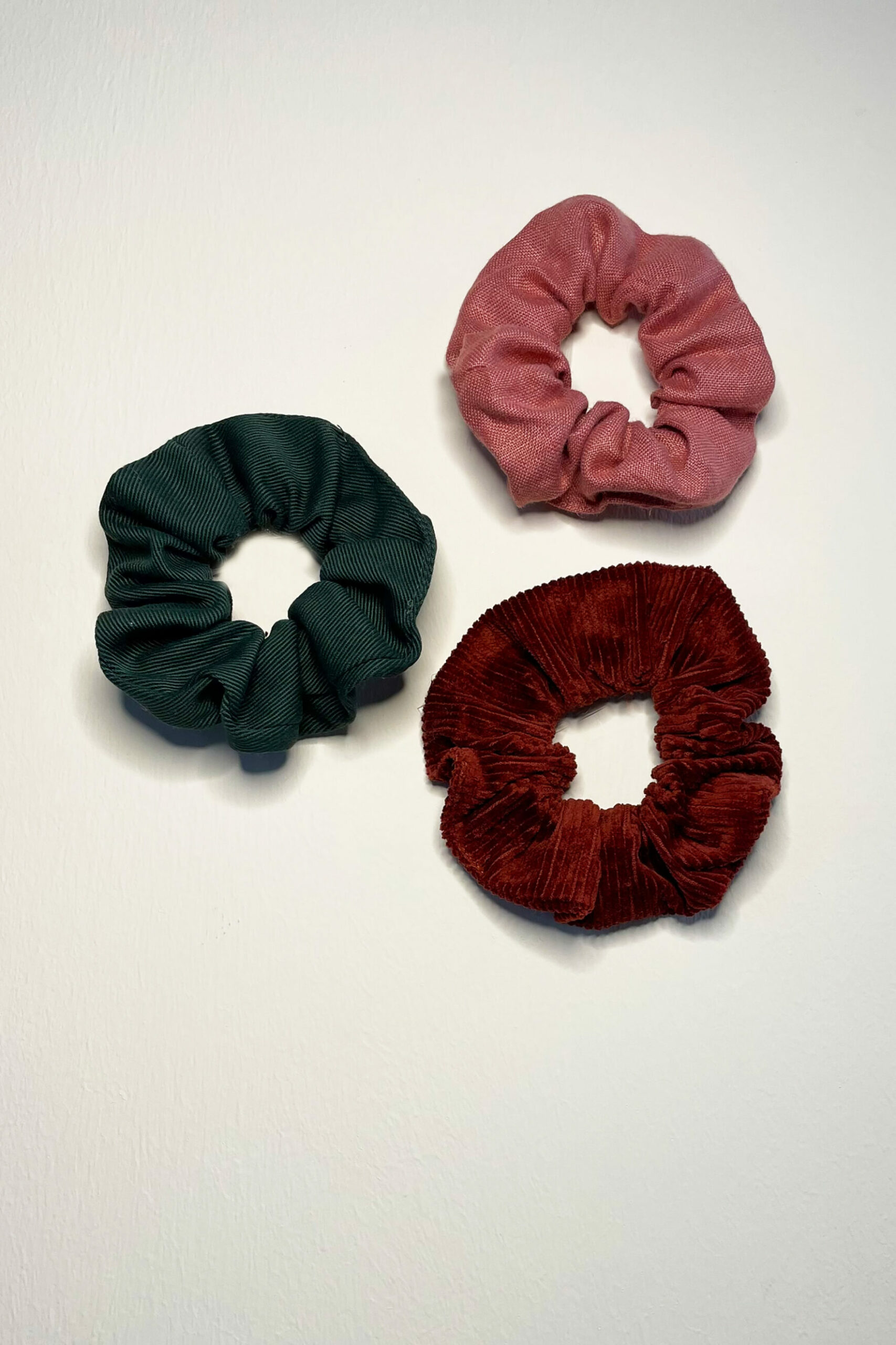 Nachhaltiger Scrunchy, handgefertigt aus Reststoffen, stilvoll und umweltfreundlich.