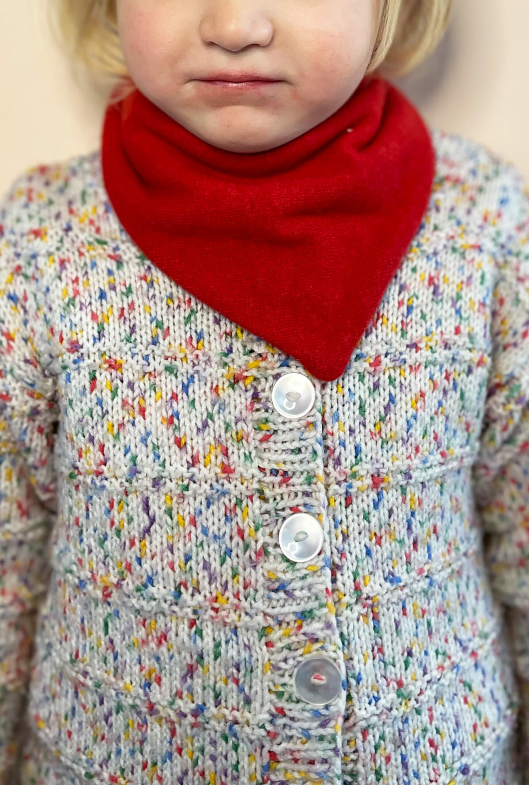 Handgefertigtes Wollhalstuch für Kinder aus 100 % italienischer Wolle, weich und warm, ideal für kalte Tage.