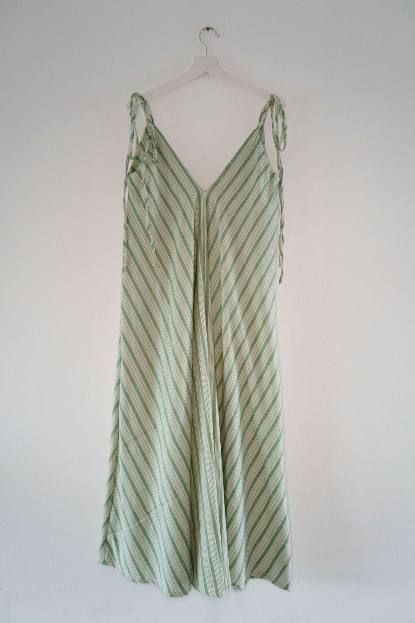 Bindekleid Flieder/Wiese – Handgefertigt aus 100 % Baumwolle, leicht und flexibel Bindekleid in Flieder/Wiese, handgefertigt aus 100 % Baumwolle, mit verstellbarem V-Ausschnitt und flexiblem Taillenband.