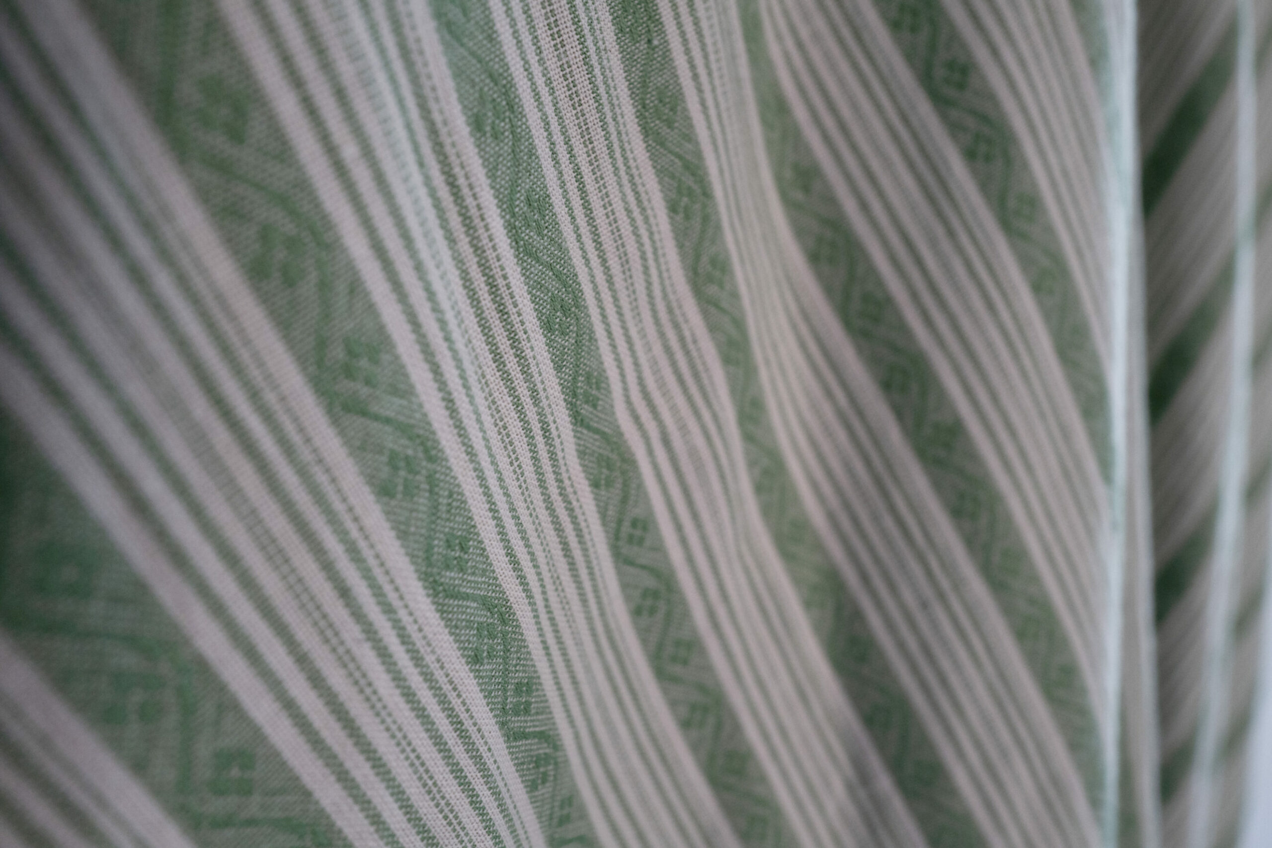 Bindekleid in Flieder/Wiese, handgefertigt aus 100 % Baumwolle, mit verstellbarem V-Ausschnitt und flexiblem Taillenband.