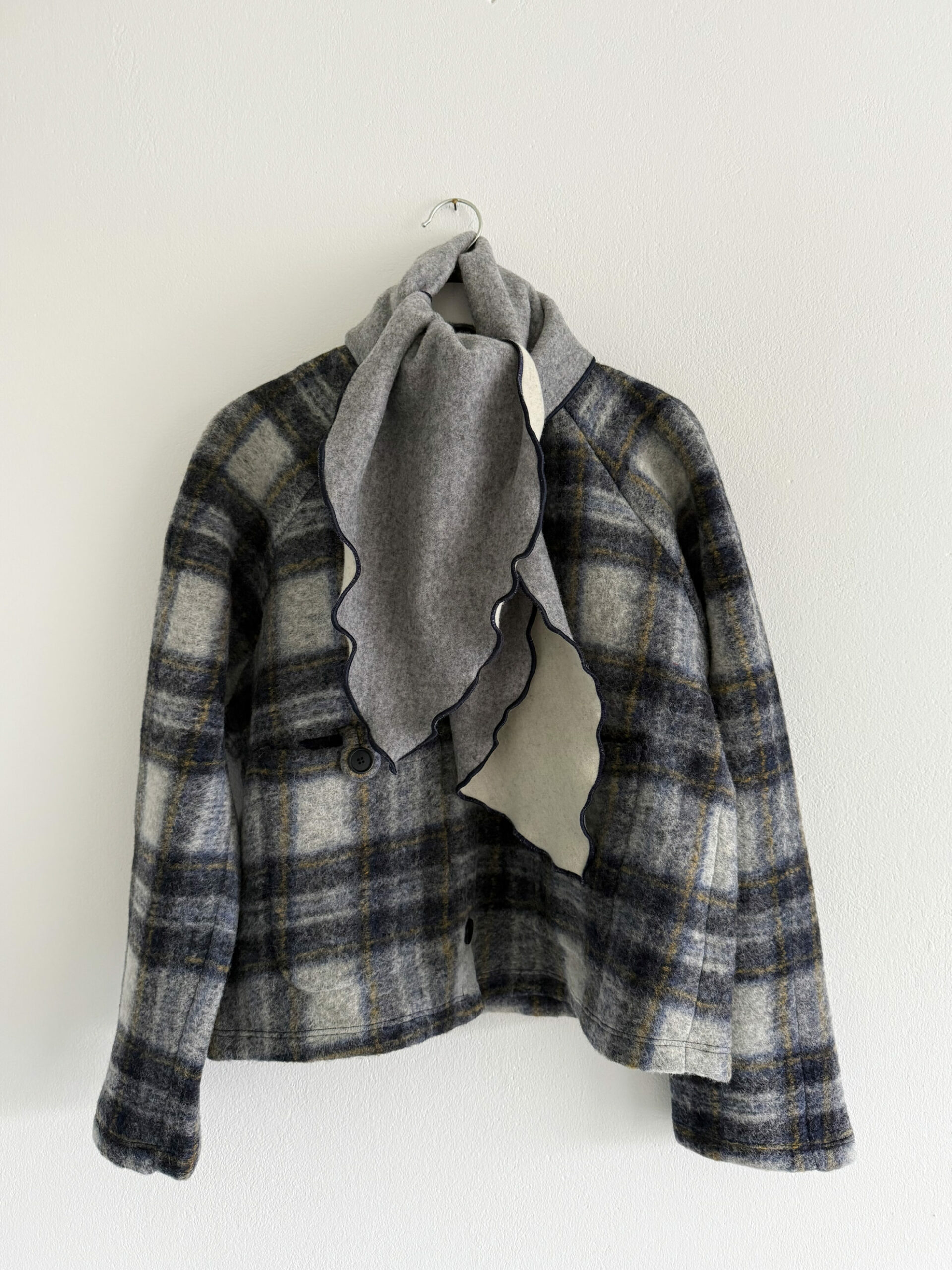 Wollschal grau:beige +raglanjacke karo